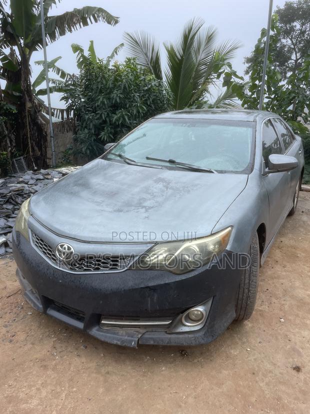 Toyota Camry SE Sport 4dr Sedan w/Prod. End 11/13 (2.5L 4cyl 6A) 2014 Gray