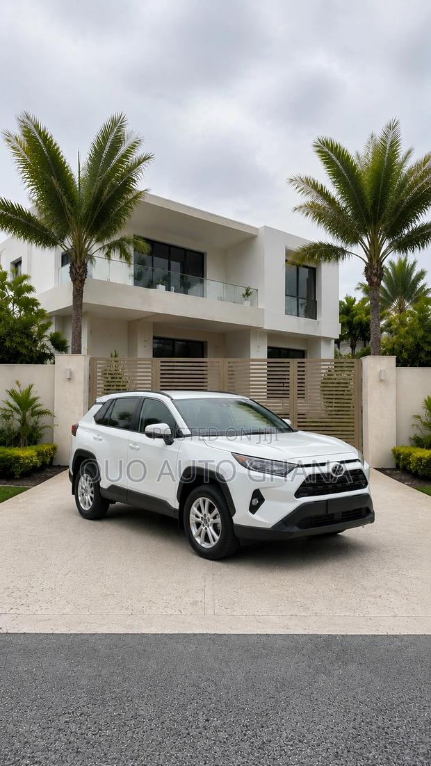 Toyota Corolla Cross Hybrid 2024 White