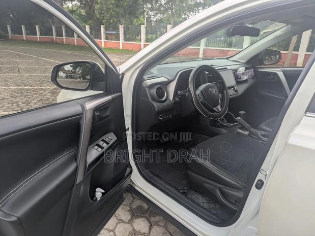 Toyota RAV4 LE AWD 2019 White
