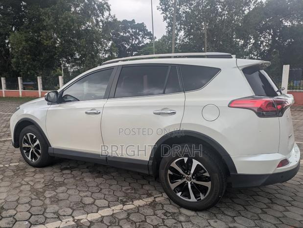 Toyota RAV4 LE AWD 2019 White