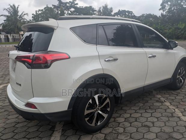 Toyota RAV4 LE AWD 2019 White