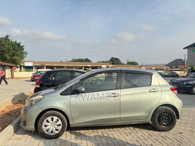 Toyota Vitz 1.3 AWD 5dr 2012 Silver