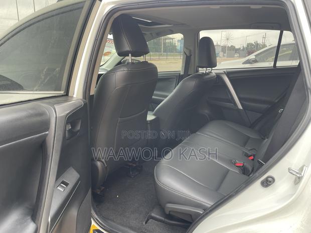Toyota RAV4 LE FWD 2019 White