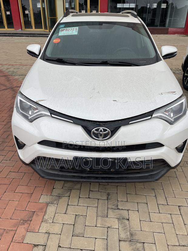 Toyota RAV4 LE FWD 2019 White
