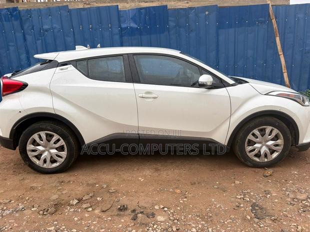 Toyota C-HR XLE FWD 2019 White