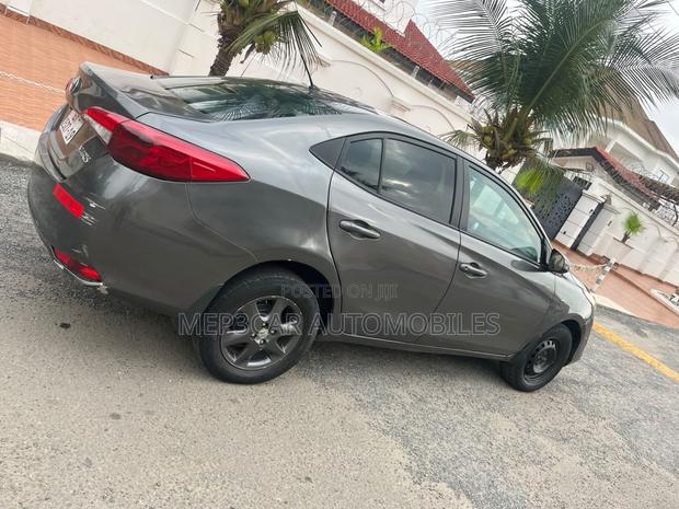 Toyota Yaris 2019 Gray