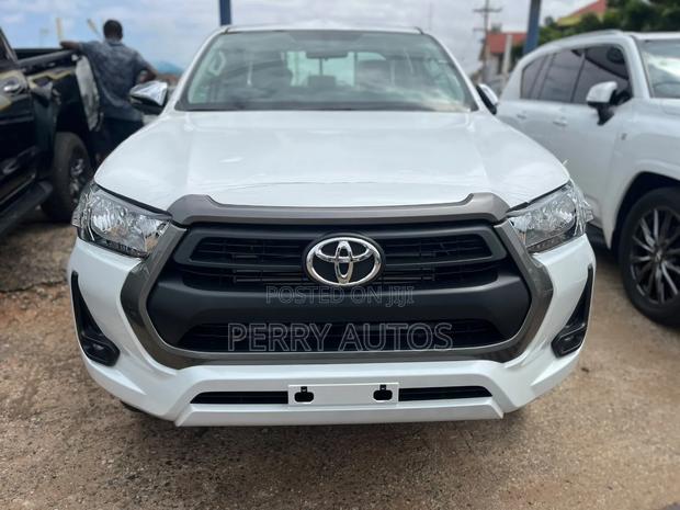 New Toyota Hilux 2025 White