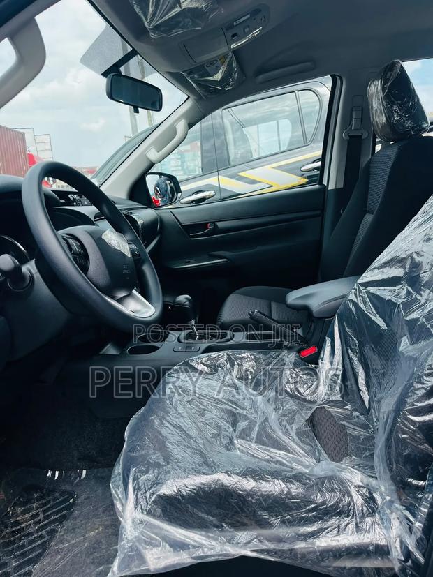 New Toyota Hilux 2025 White
