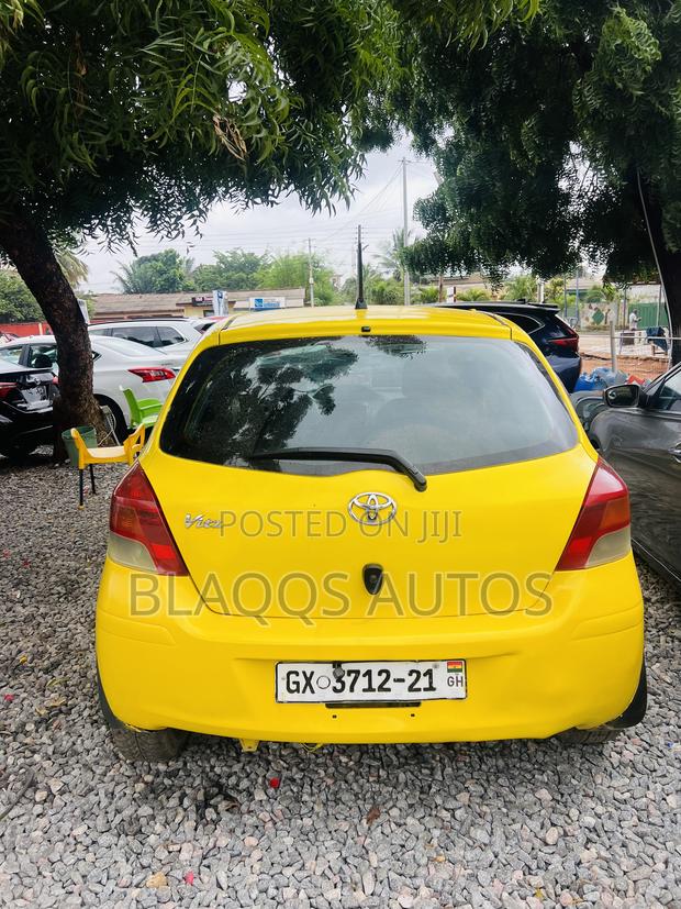 Toyota Vitz 2010 Yellow