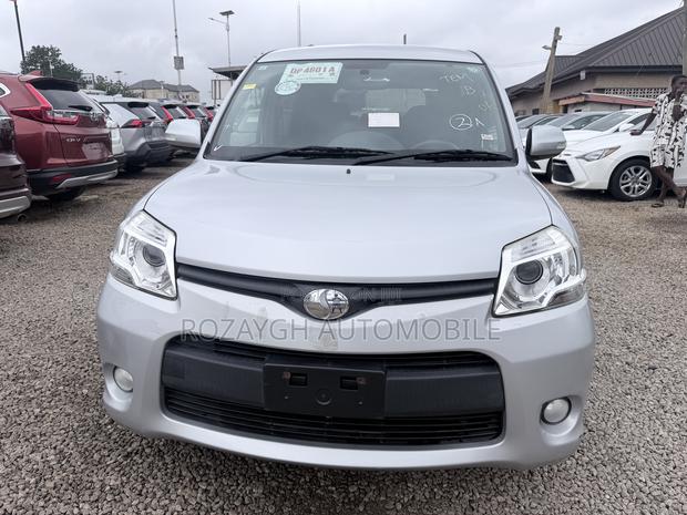 Toyota Sienta 2013 Silver