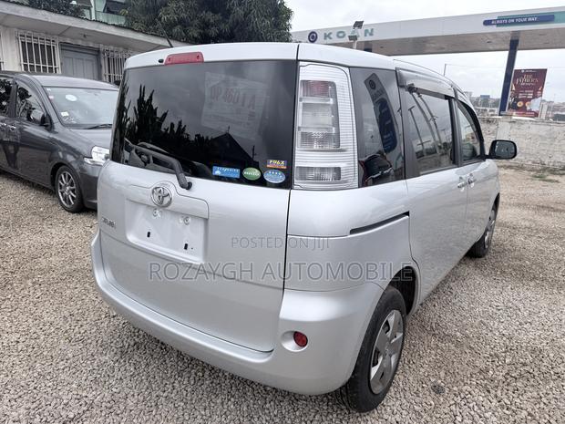 Toyota Sienta 2013 Silver