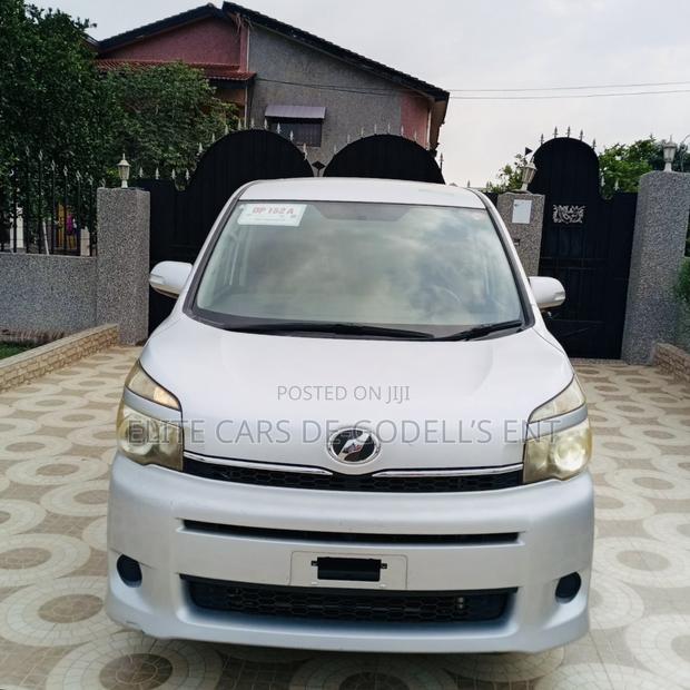 Toyota Voxy X 2WD 8-Seater 2012 Silver