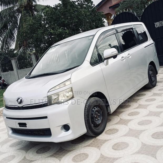 Toyota Voxy X 2WD 8-Seater 2012 Silver