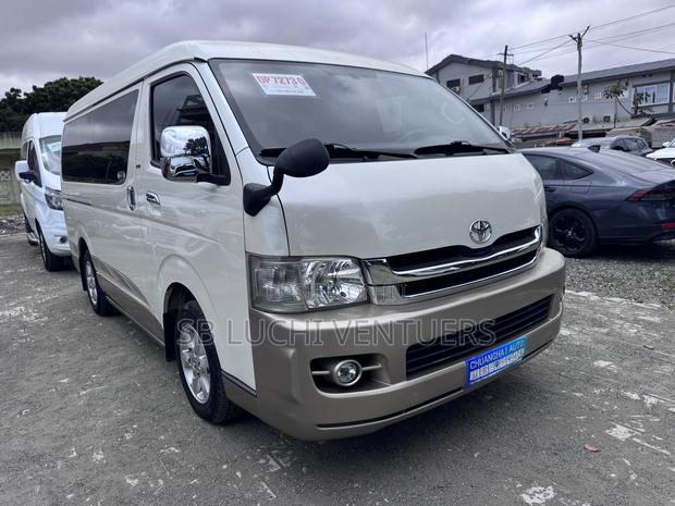 Toyota Grand HiAce 2002 White