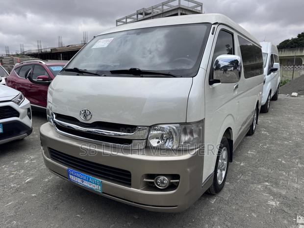 Toyota Grand HiAce 2002 White