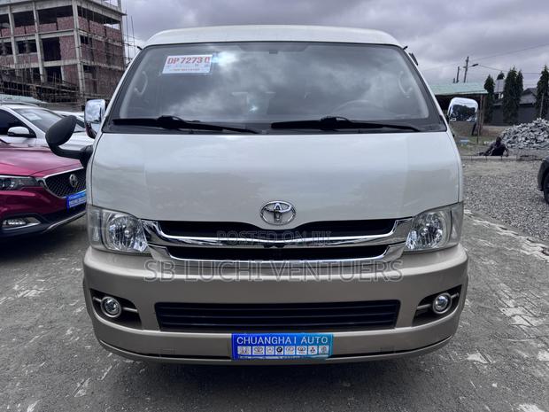 Toyota Grand HiAce 2002 White