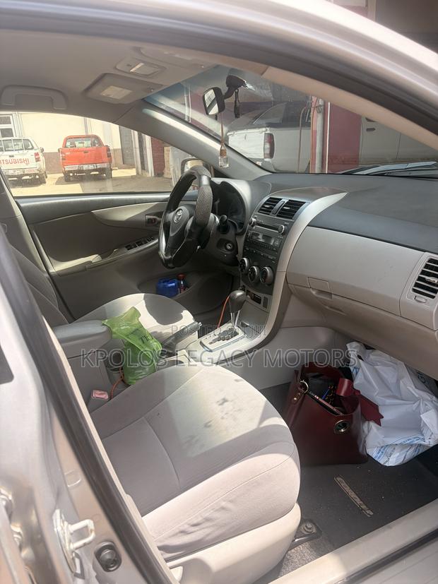 Toyota Corolla LE 4dr Sedan (1.8L 4cyl 4A) 2011 Silver
