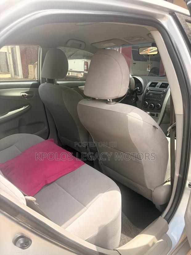 Toyota Corolla LE 4dr Sedan (1.8L 4cyl 4A) 2011 Silver