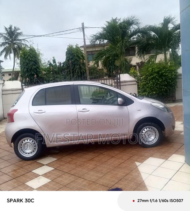 Toyota Vitz 2015 Silver