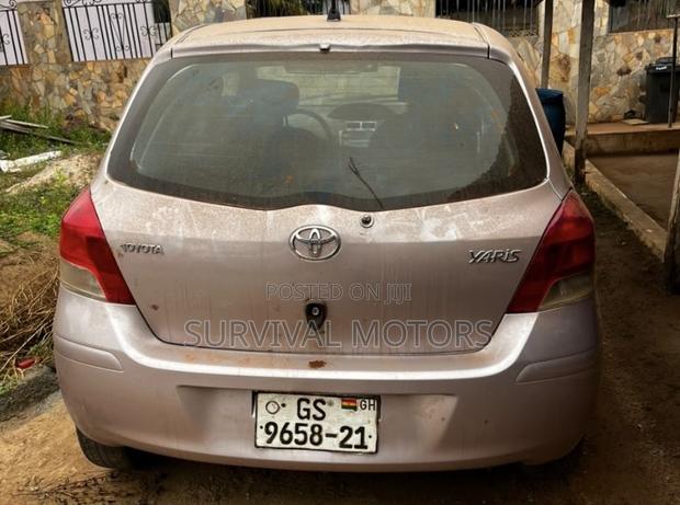 Toyota Vitz 1.0 FWD 3dr 2010 Gray