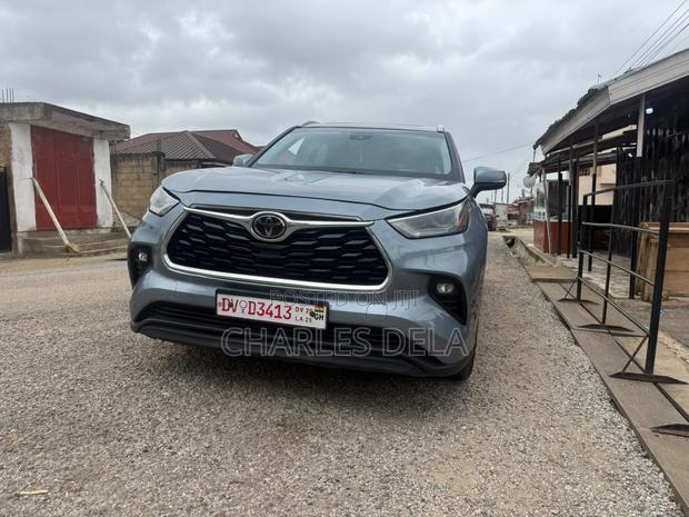 Toyota Highlander XLE 2022 Blue