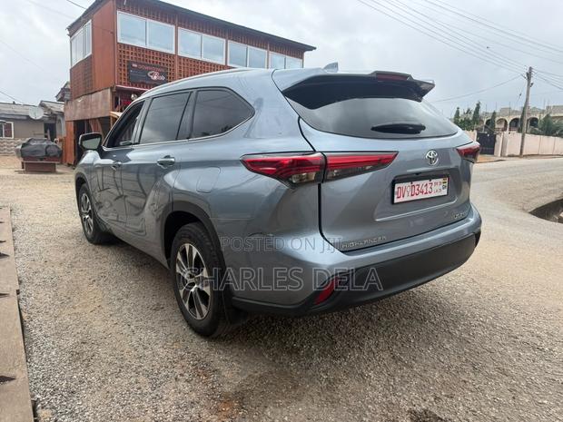 Toyota Highlander XLE 2022 Blue