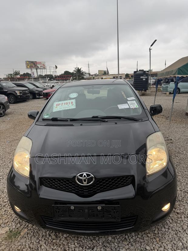 Toyota Yaris Base Hatchback 5dr 2010 Black