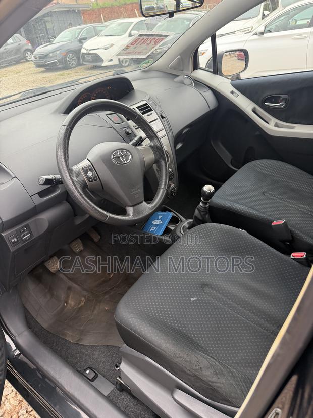 Toyota Yaris Base Hatchback 5dr 2010 Black