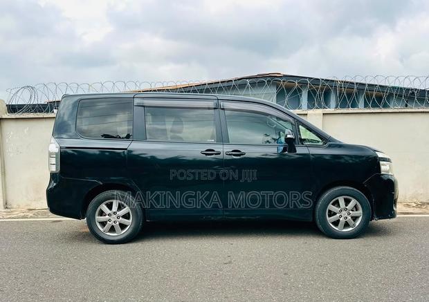 Toyota Voxy V 2WD 8-Seater 2013 Black
