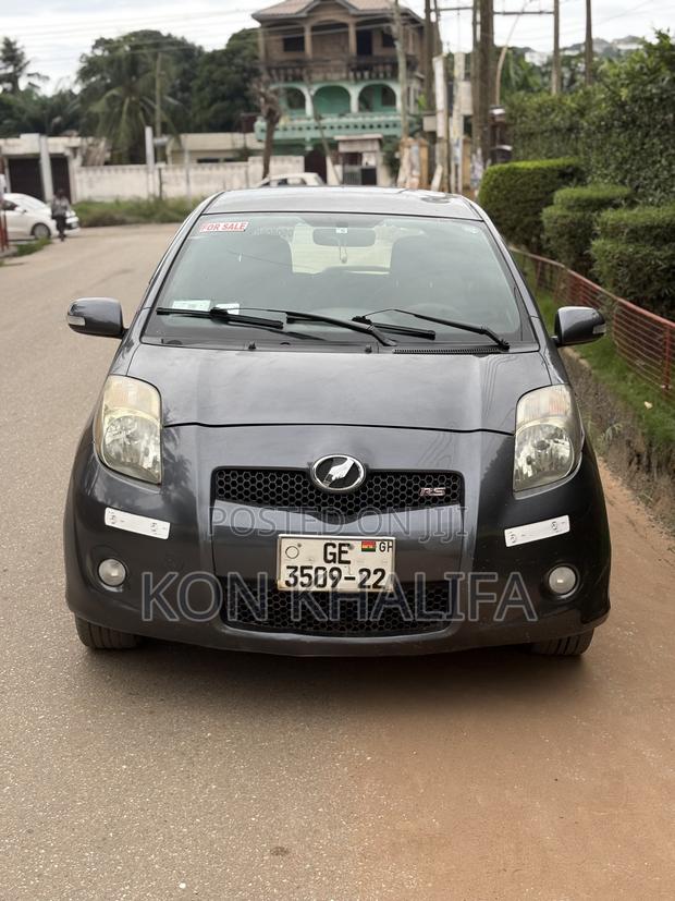 Toyota Vitz 1.3 FWD 5dr 2010 Gray