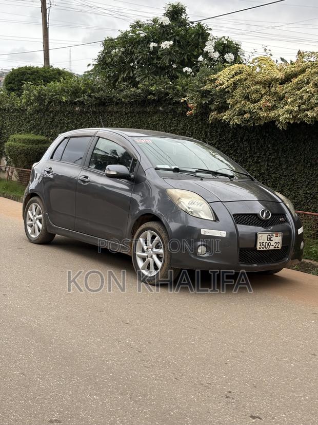 Toyota Vitz 1.3 FWD 5dr 2010 Gray