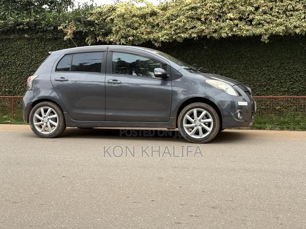 Toyota Vitz 1.3 FWD 5dr 2010 Gray