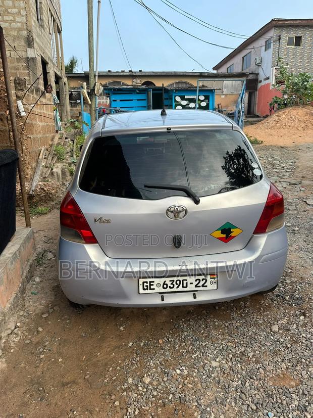Toyota Vitz 2010 Silver