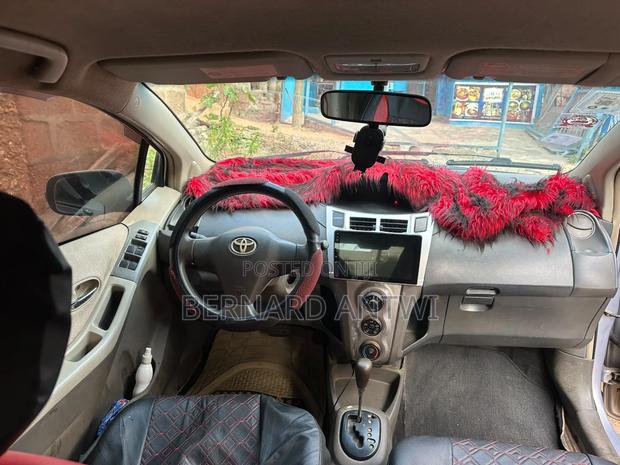 Toyota Vitz 2010 Silver