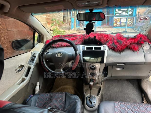 Toyota Vitz 2010 Silver