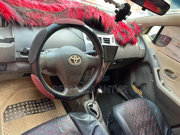 Toyota Vitz 2010 Silver