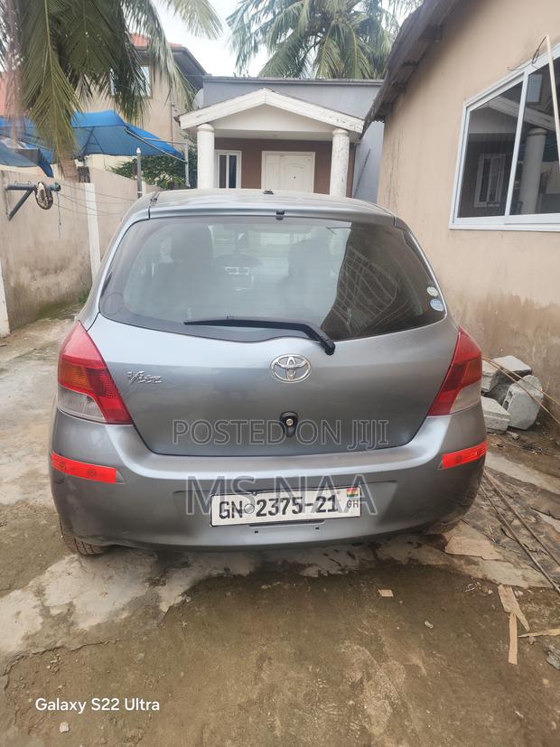 Toyota Vitz 2009 Gray