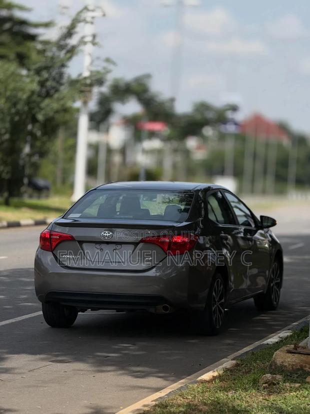 Toyota Corolla 2018 Brown