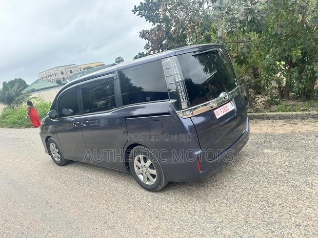 Toyota Voxy 2014 Gray