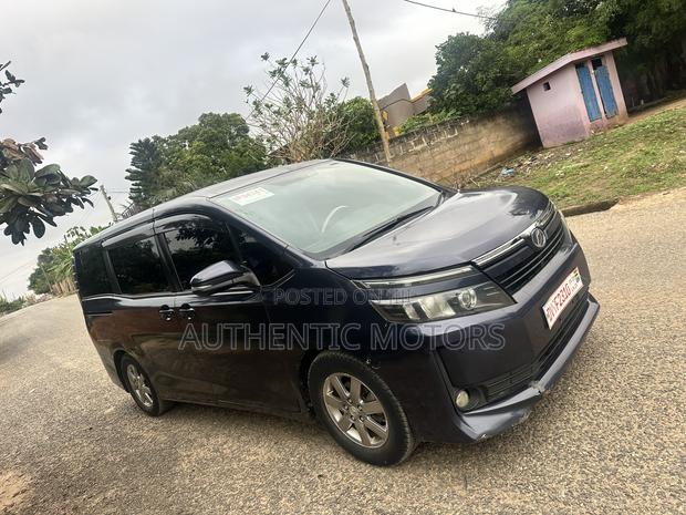 Toyota Voxy 2014 Gray