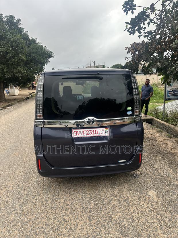 Toyota Voxy 2014 Gray
