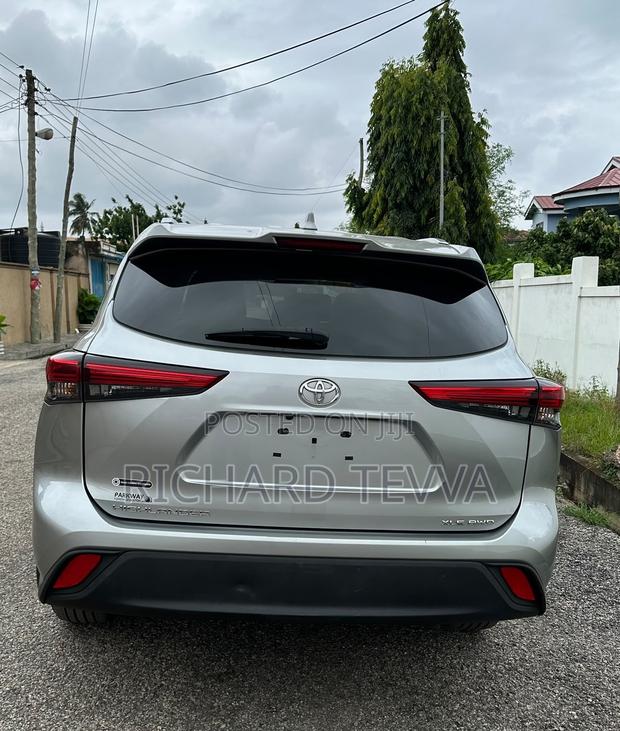 Toyota Highlander XLE 2021 Silver