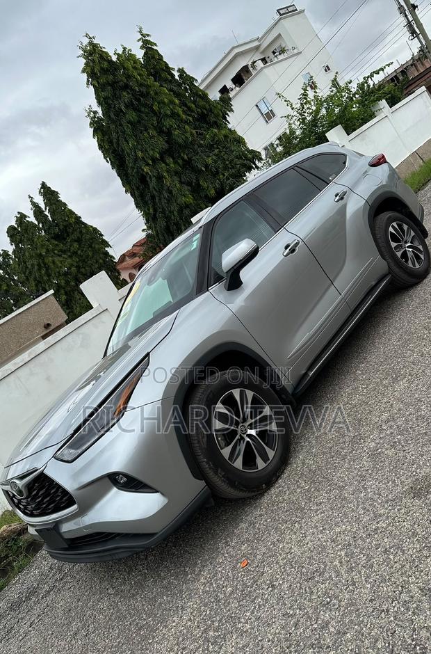 Toyota Highlander XLE 2021 Silver