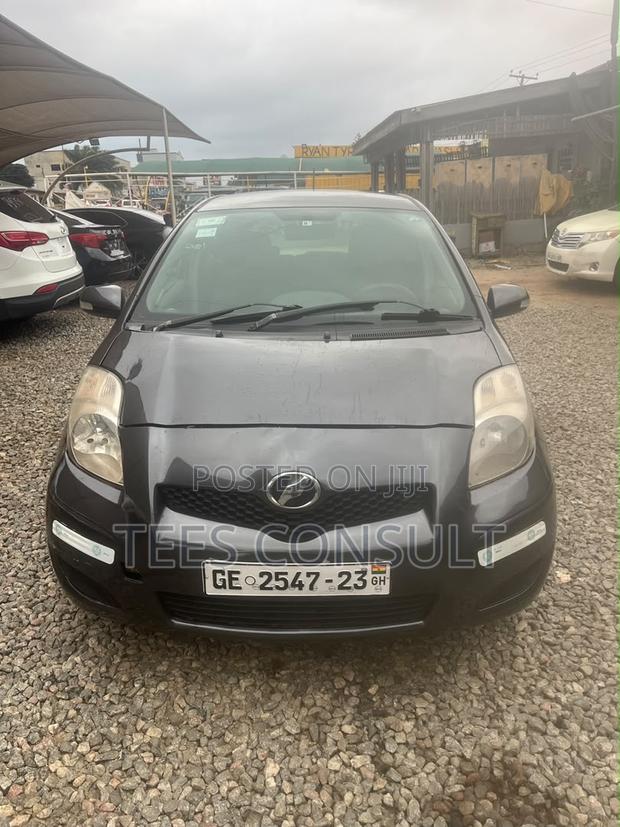 Toyota Vitz 2010 Gray