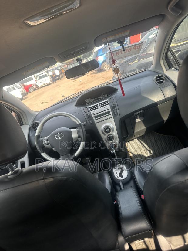 Toyota Yaris Base Hatchback 5dr 2010 Gray