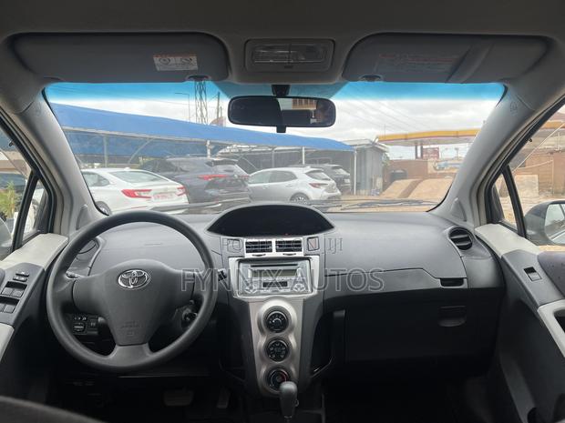 Toyota Vitz 1.3 FWD 3dr 2010 Silver