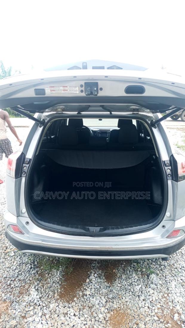 Toyota RAV4 XLE 4dr SUV AWD (2.5L 4cyl 6A) 2018 Silver