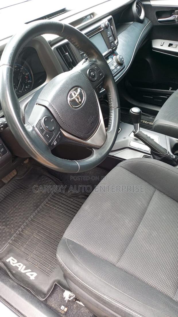 Toyota RAV4 XLE 4dr SUV AWD (2.5L 4cyl 6A) 2018 Silver