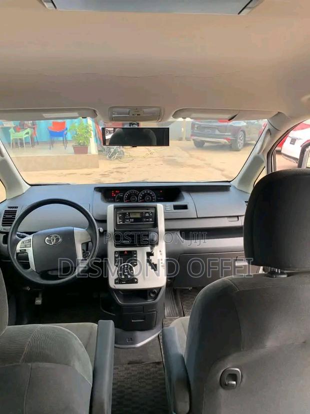 Toyota Voxy 2011 Silver
