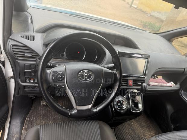 Toyota Voxy V 2WD 7-Seater 2016 White